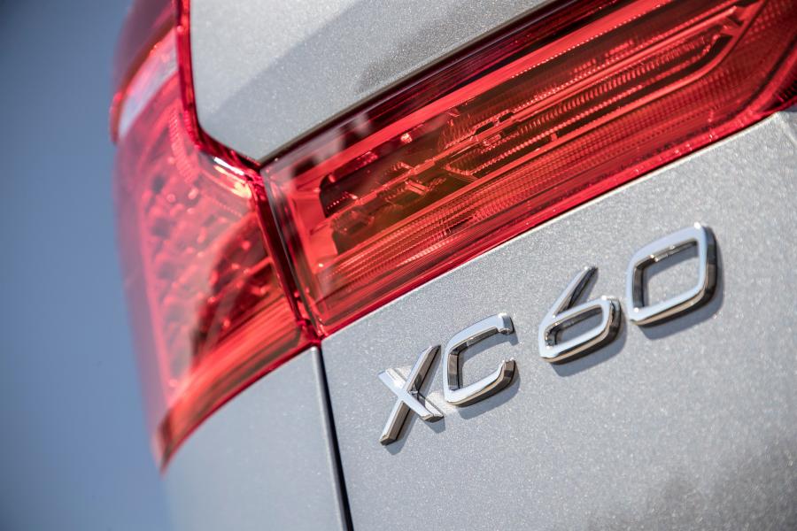 Логотип Volvo XC60 D5 R-Deisgn 2017 года  (UK) (фото 49 из 82)